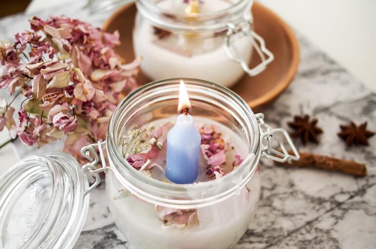 Изготовление эксклюзивных свечей в домашних условиях позволяет создать небольшой домашний бизнес