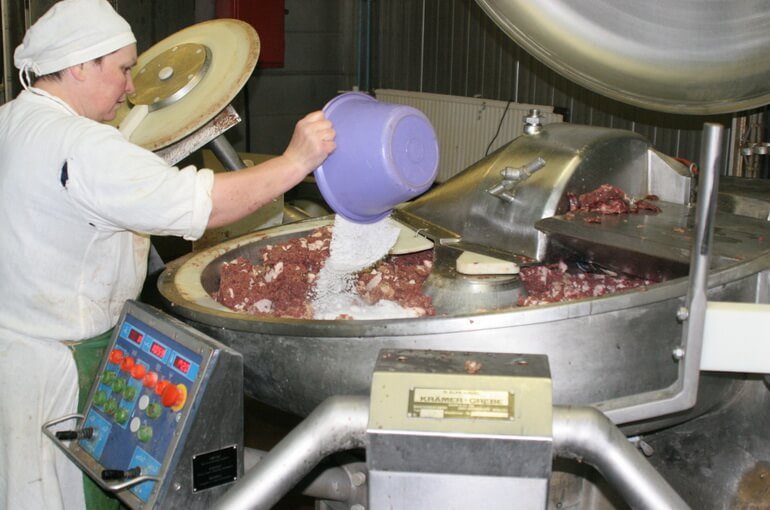 Процесс производства колбасы в специально оборудованном колбасном цехе