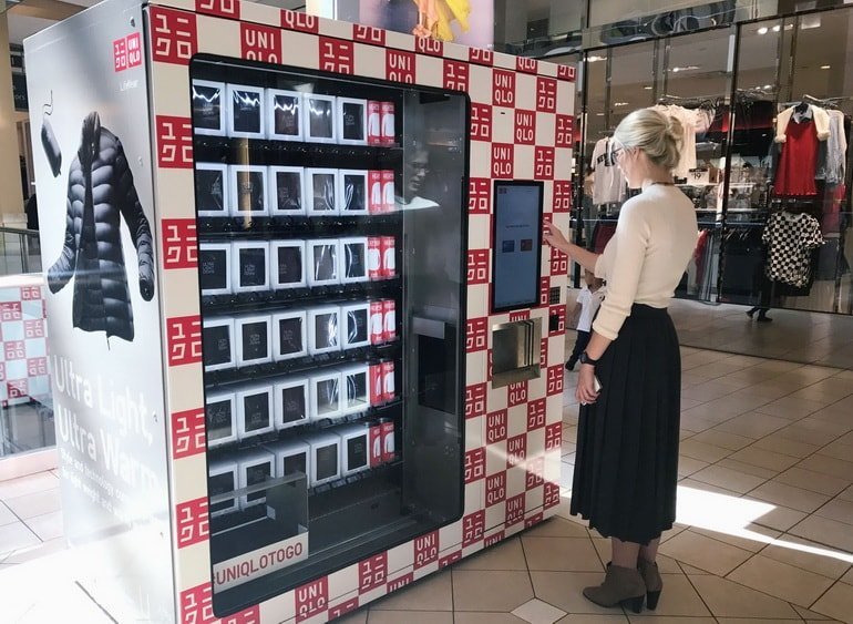 Торговый автомат продает повседневную одежду Uniqlo