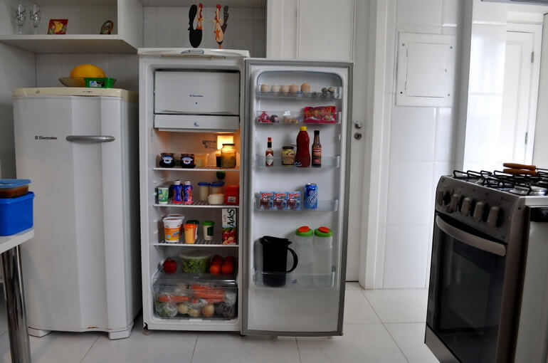 Бытовая техника - холодильник, газовая плита