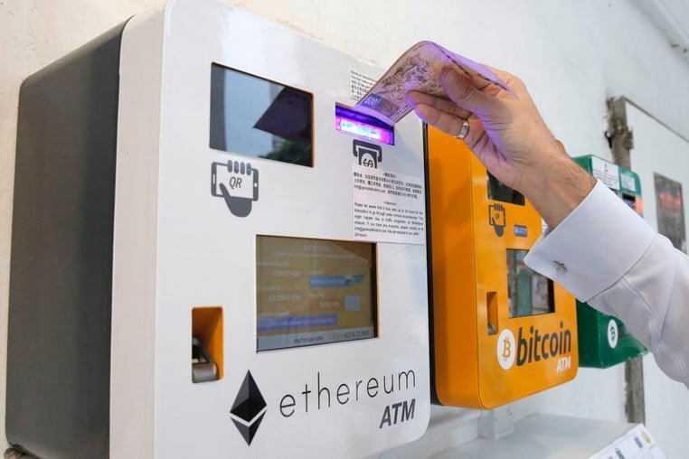Мужчина пользуется банкоматом Ethereum в Гонконге