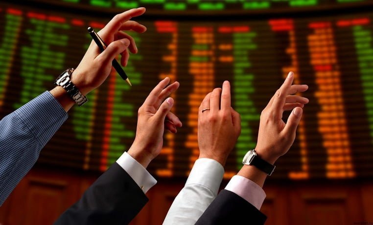 Руки тянутся вверх на фондовой бирже