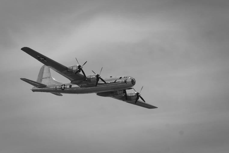 Вторая мировая война - летит самолет