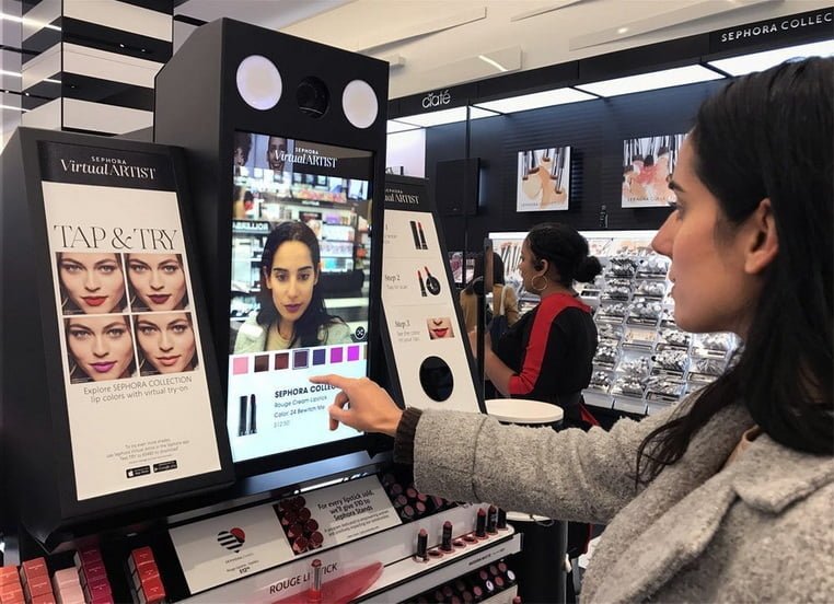 Цифровой интерактивный дисплей в магазине косметики